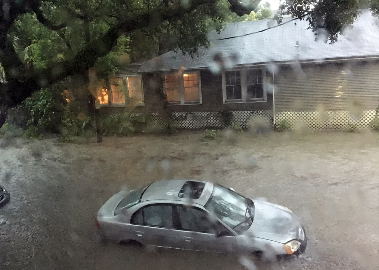 Las inundaciones provocadas por las fuertes lluvias afectaron el tránsito vehicular este miércoles. De acuerdo con el Centro Nacional de Huracanes, existe alta probabilidad de que la actual perturbación tropical se convierta en la tormenta Barry y luego en huracán. Las proyecciones indican que podría estar tocando tierra el sábado en algún punto de las costas de Louisiana o Texas.
<br>