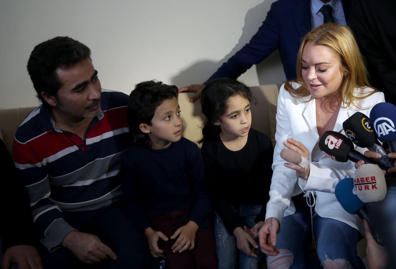 Escuchó con atención su historia.