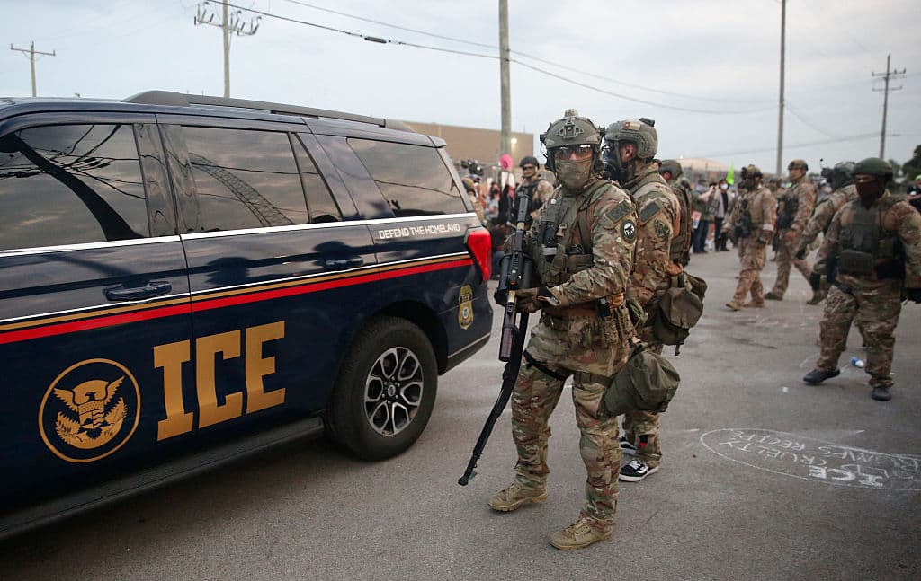 Agentes del Servicio de Inmigración y Control de Aduanas (ICE) armados con armas no letales se reúnen frente a un centro de procesamiento de ICE durante una protesta en Broadview, Illinois, el 19 de septiembre de 2025.