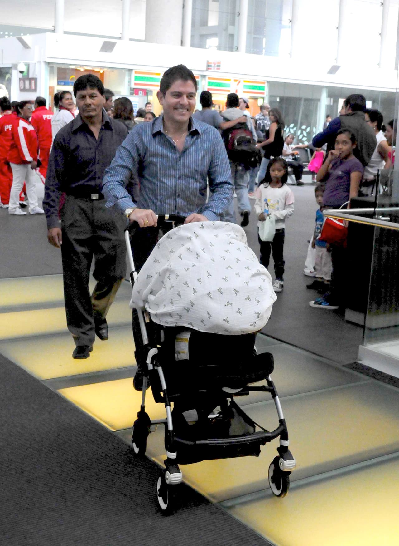 Ernesto es un papá muy cariñoso y sobre todo muy responsable, siempre está al pendiente de sus retoños.