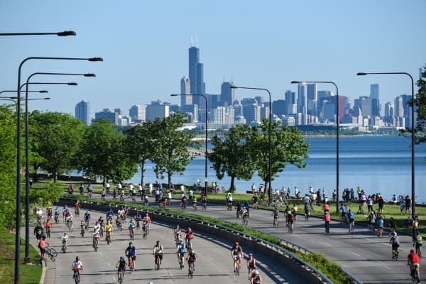 <h3 class="cms-H3-H3">Bike the Drive</h3>
<br>Este domingo 5 de septiembre el recién renombrado Jean Baptiste Point DuSable Lake Shore Drive será cerrado a los autos durante 4.5 horas, para crear un recorrido de 30 millas exclusivo para ciclistas de todas las edades. El trayecto desde la Avenida Bryn Mawr hasta el Museo de Ciencia e Industria se abrirá a las 5:30 AM, pero hay que ingresar a través de cinco puntos previamente designados en ese tramo. Los ciclistas deben pagar un boleto por participar.