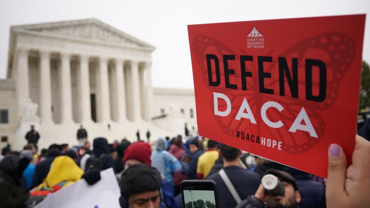 El DHS condena fallo de juez que invalidó la suspensión de DACA y lo tilda de “activista” contrario al gobierno