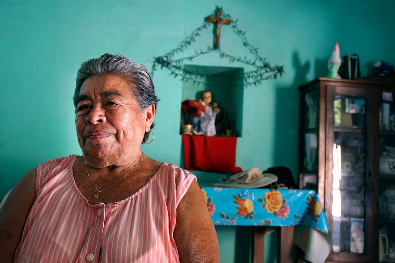 Enedina de Tunkás es madre de dos inmigrantes, uno que volvió tras 13 años en California y otro que no ha vuelto en 25 años. “Espero que mi hijo por fin obtenga los papeles para poder volver a verlo. Todo lo que puedo hacer es rezar”. Raúl Román/Ubelong