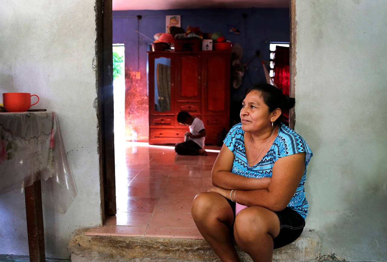 María, de Tunkás, espera por su marido que emigró a California hace 20 años y ha sido deportado varias veces. “Cada vez que le pregunto cuándo va a volver a casa, me dice que regresará cuando se pueda permitir un pasaje de avión”. Joey Rosa/Ubelong