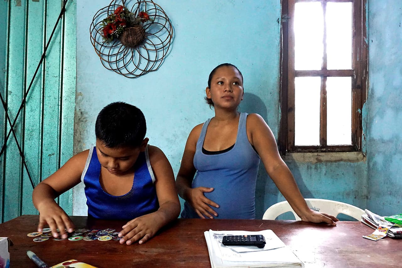 Mari con su hijo José que nació en Orlando. “Mi madre y mis hermanos están en Florida. Mi papá fue deportado las cinco veces que intentó reunirse con nosotros allí. Me regresé a Mérida hace dos años para estar con mi papá”. Lonnie Schlein/Ubelong