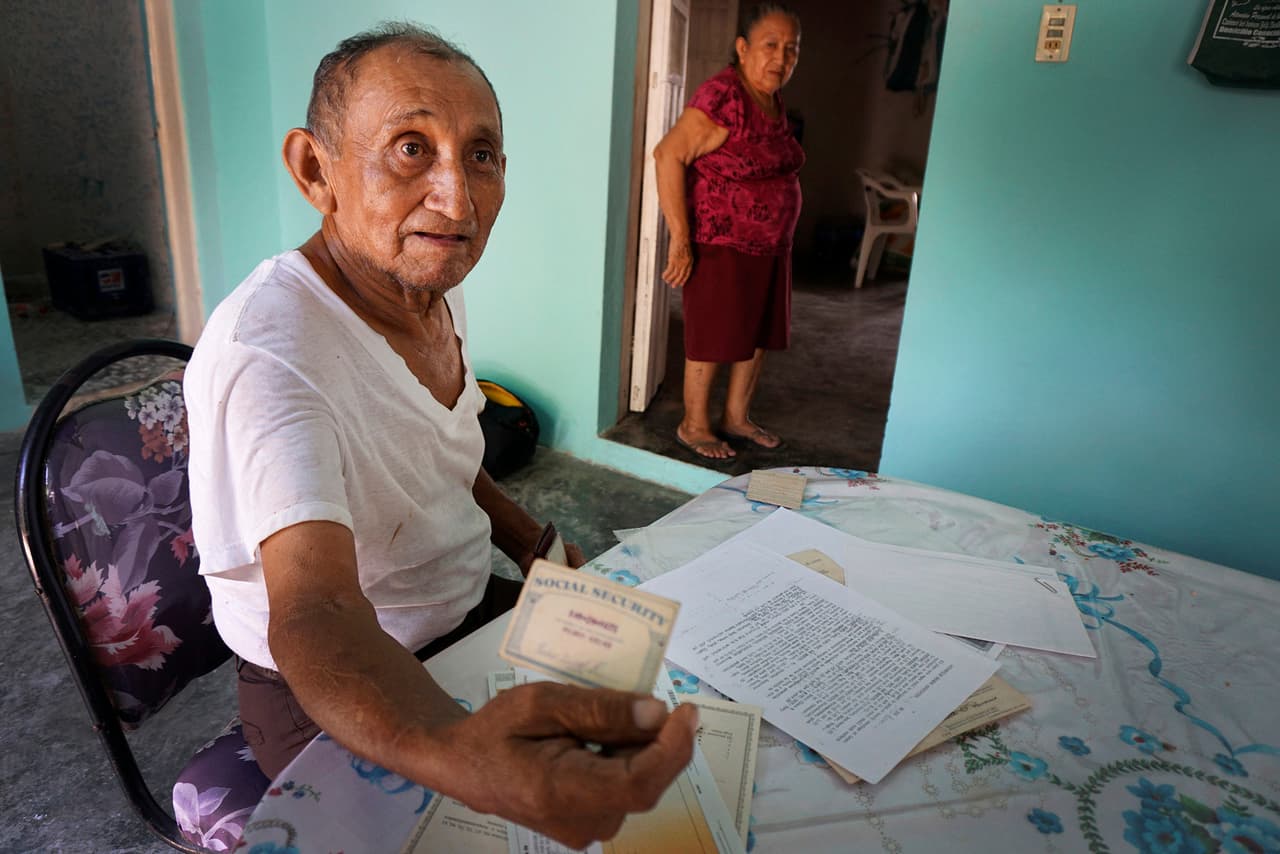 Pedro muestra en Tunkás su tarjeta de Seguro Social de 1964 cuando trabajó en California. “Cuando mi contrato se acabó, me regresé a México. Cuando eres un inmigrante indocumentado en Estados Unidos no puedes ser libre”. Raúl Román/Ubelong