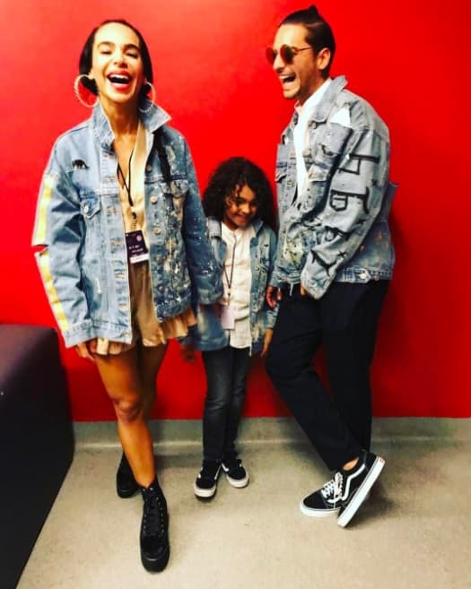 Recientemente, en los Premios 'MTV MiAw', que se celebraron en la Ciudad de México, el cantante comentó: "
<b>Me encantaría tener hijos, el problema no es ese, es encontrar a la madre”.</b>