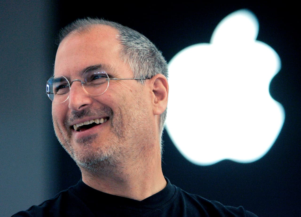 <b>Steve Jobs (póstumo)</b>
<br>
<br>Fallecido en 2011, fue cofundador, 
<a href="https://www.univision.com/temas/apple">director ejecutivo y presidente de Apple</a>, director ejecutivo de Pixar y ocupó un puesto de liderazgo en Walt Disney Company. Su visión, imaginación y creatividad condujeron a inventos que cambiaron y continúan cambiando la forma en que el mundo se comunica, así como también transformando las industrias informática, musical, cinematográfica y inalámbrica, indicó la Casa Blanca.