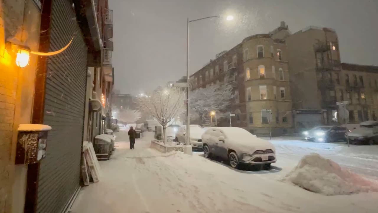 Manto de nieve cubre la playa de Rockaway en Queens