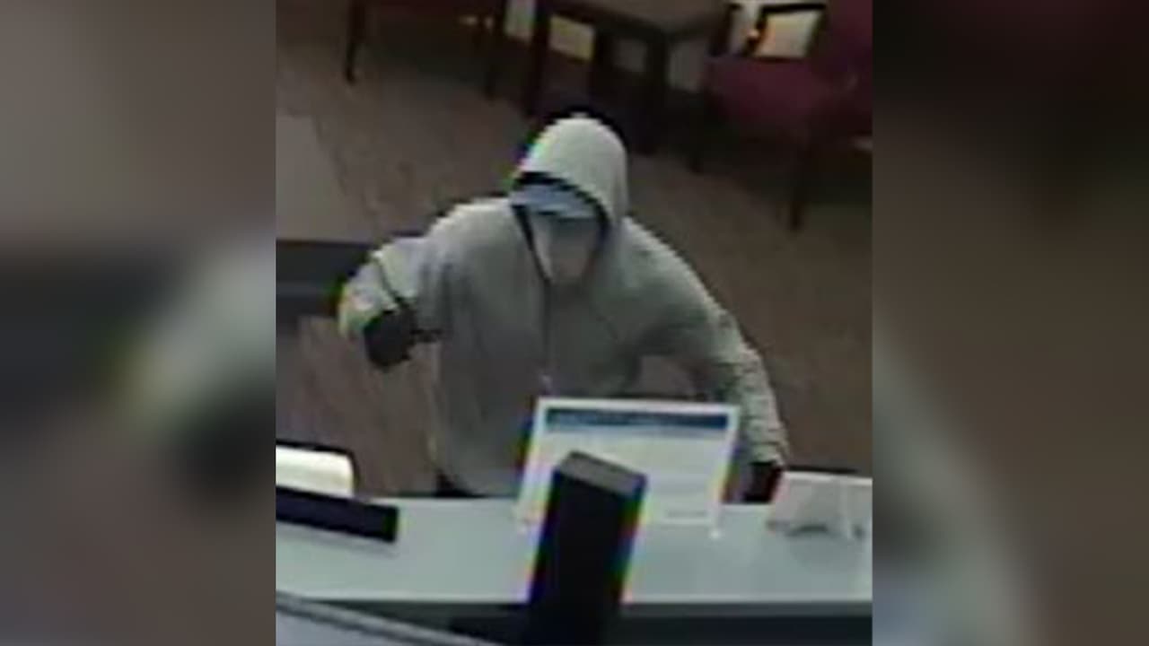 El otro hombre se quedó en la sala del banco y empujó a una persona de la tercera edad, robándole sus pertenencias. La mujer tuvo que ser atendida por los servicios médicos luego.