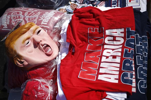 Trump vende: el gran negocio ambulante que va con sus multitudinarios eventos de campaña