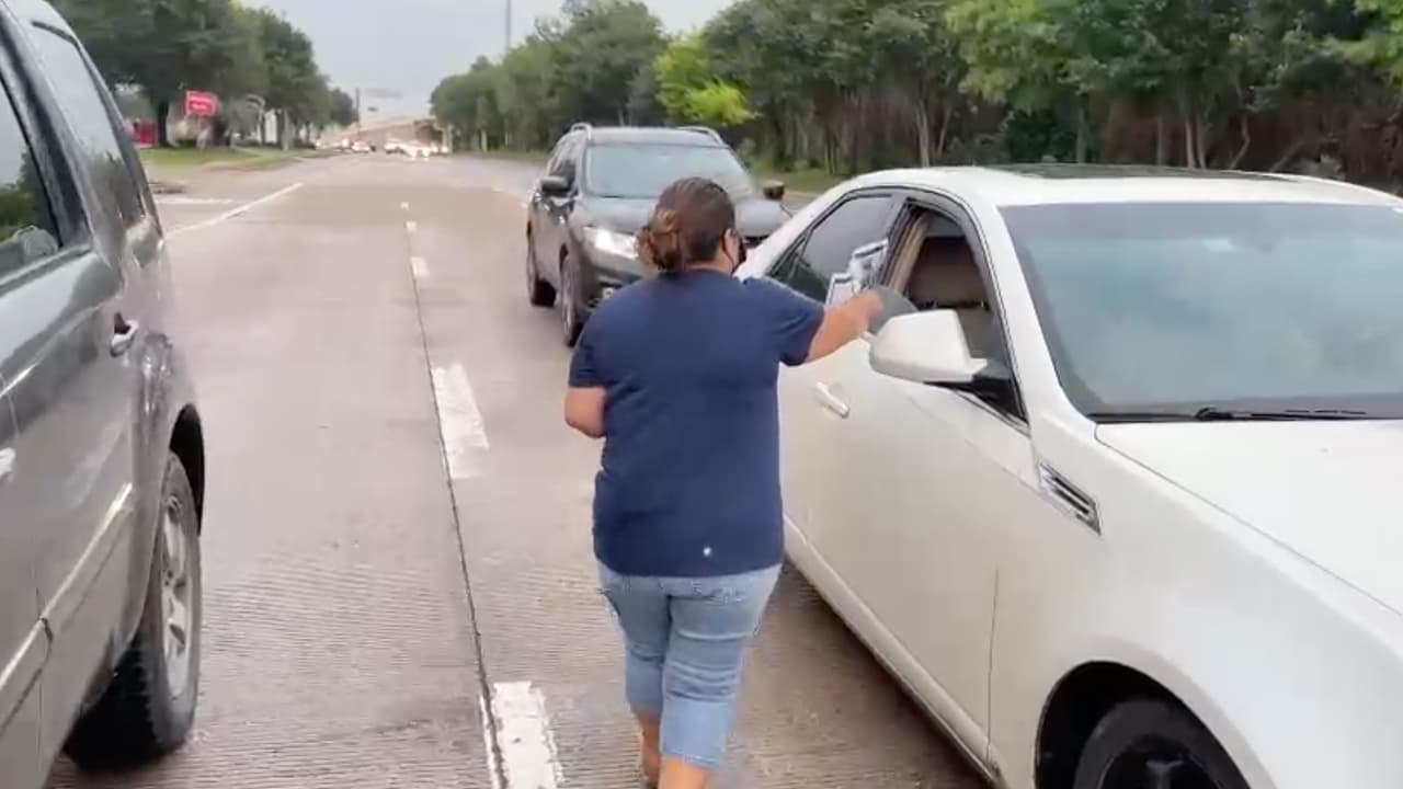 Olga visita todos los días el lugar donde supuestamente su hija fue vista por última vez y entrega volantes.