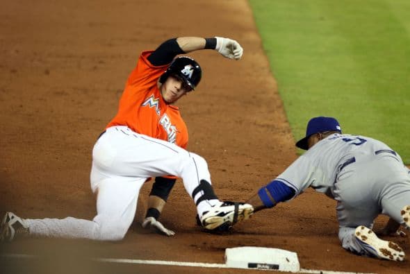 El pitcher de los Miami Marlins, José Fernández, se robó el show durante el esperado juego contra los muy calientes Los Angeles Dodgers, al dejar al jardinero Yasiel Puig 0-3 con un ponche y venciendo a los indomables Dodgers 6-2. Puig tuvo un fin de semana alegre, compartiendo con Lebron James y se paseó por el estadio de los Marlins ante 27,127 fanáticos, el tercer número mayor de asistentes en la temporada, pero terminó 0-5 con dos ponches. Fernández y Puig, ambos cubanos desertores, ambos novatos, en equipos distintos, podrían estar disputando el título del Novato del Año de las Grandes Ligas. Entra y Vota aquí por el mejor de los dos.
