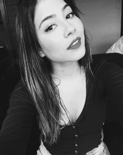 “Últimamente mi vida ha sido algo así como una montaña rusa. Vivir a través de diferentes emociones, un corazón herido, reubicar mi vida, volver a conectarme con viejos amigos y conocer gente nueva. En medio de todos estos sentimientos, descubrí que la música siempre está ahí para arreglarme. Es mi escape”, escribió Ángela.