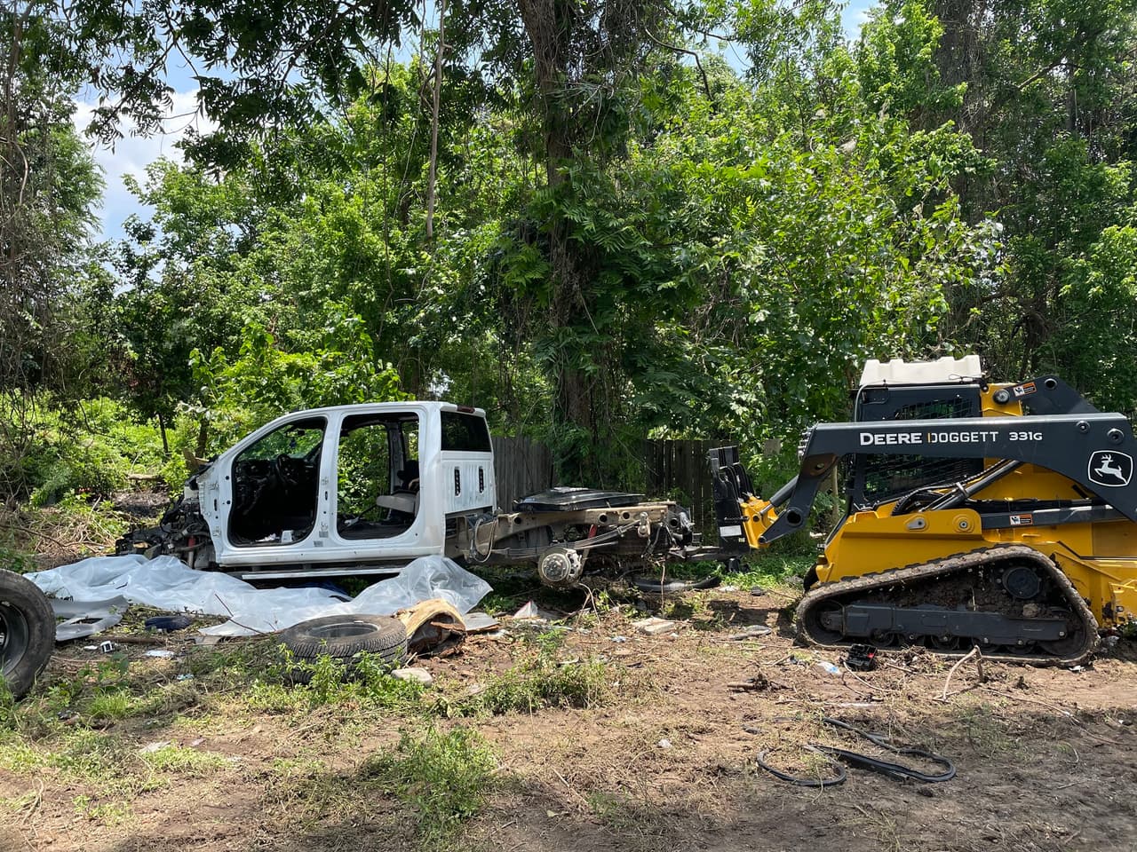Esto fue en un terreno baldío del vecindario de Acres Homes, y estas camionetas y no tenían motores, llantas ni piezas. Principalmente los ladrones buscan motores y transmisiones, y venden estas partes por separado luego de que se roban los automóviles, dijo la policía de Houston.