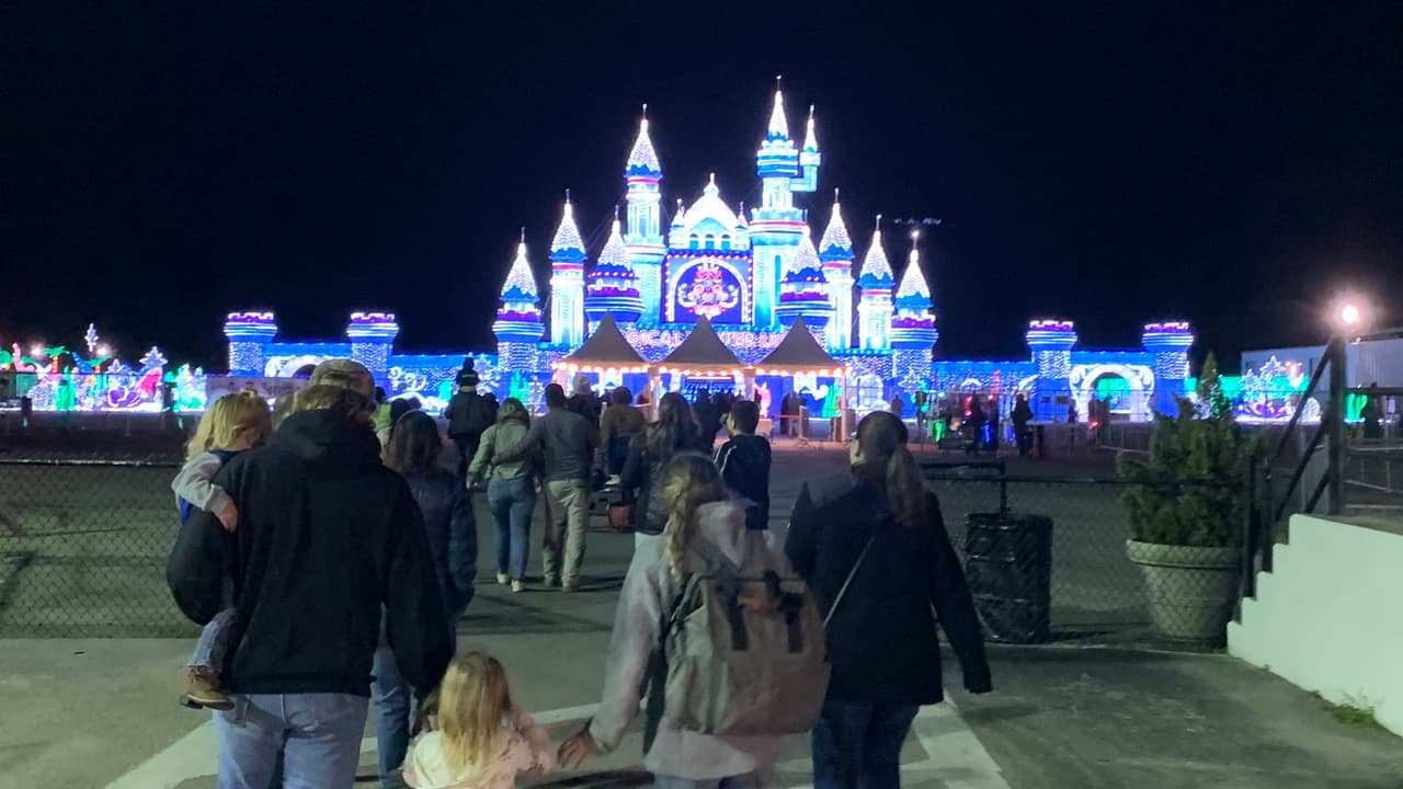 Por lo menos 60 ingenieros de arte viajaron desde China hasta Texas para instalar las
<a href="https://www.univision.com/local/houston-kxln/cassa-navidena-houston-fotos">luces navideñas. </a>