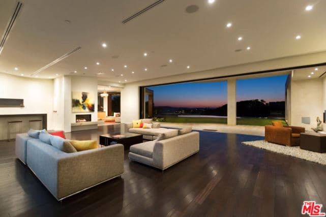 La casa, de 8 mil seiscientos pies cuadrados, es casi tan famosa como Bieber. Fue utilizada recientemente para rodar parte de la película ‘Call Duty’ y se han grabado muchos comerciales de autos en ella.