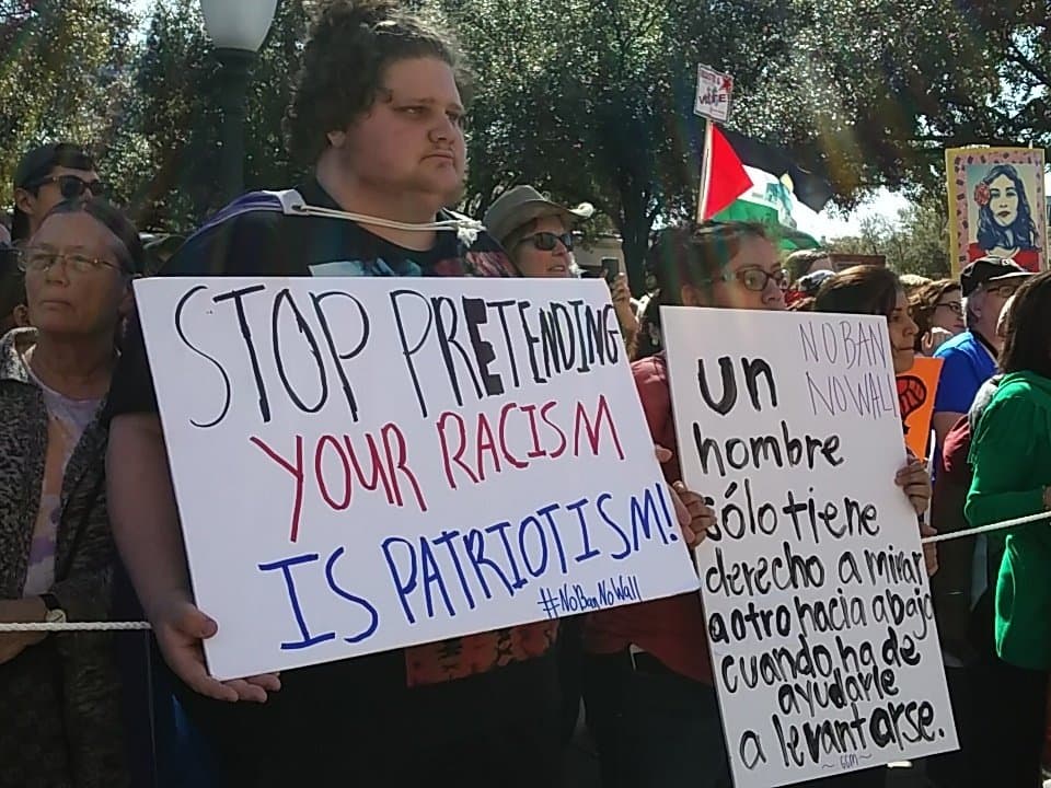 Mensaje: “Deja de pretender que tu racismo es patriotismo”
<br>