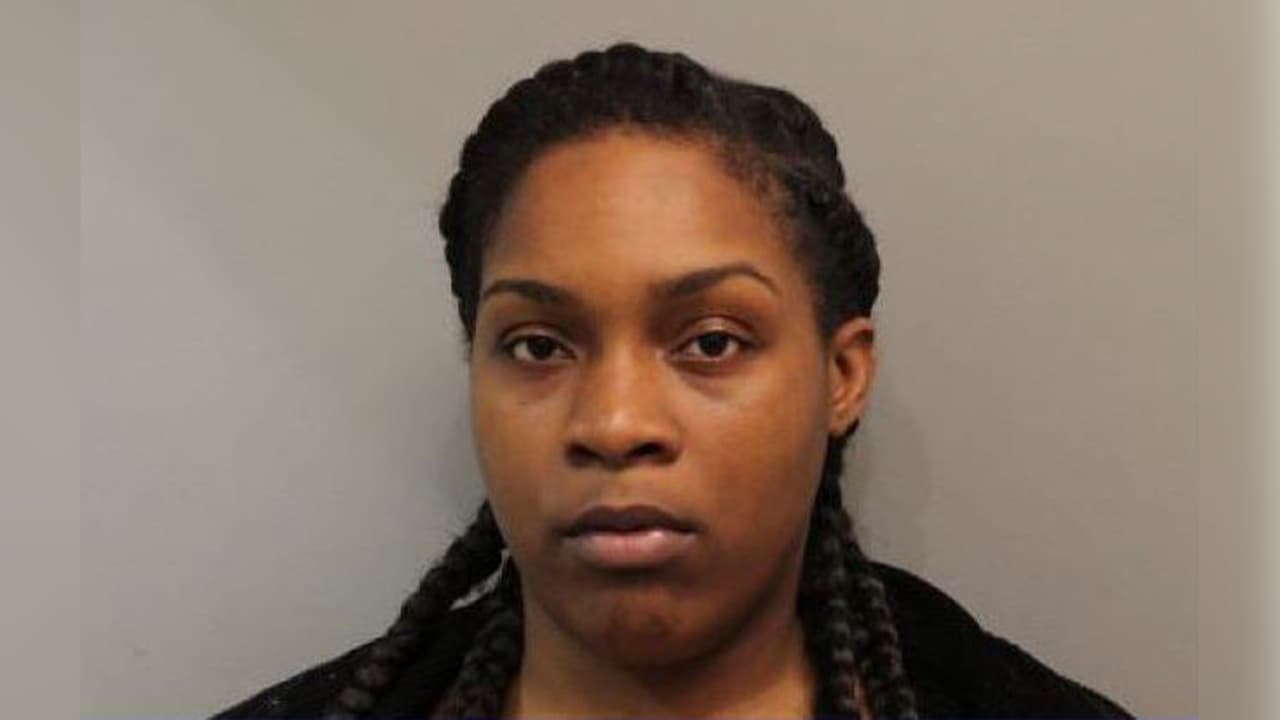 Detienen a sospechosa por intento de robo y descubren que tenía 14 órdenes de arresto por infracciones de tráfico