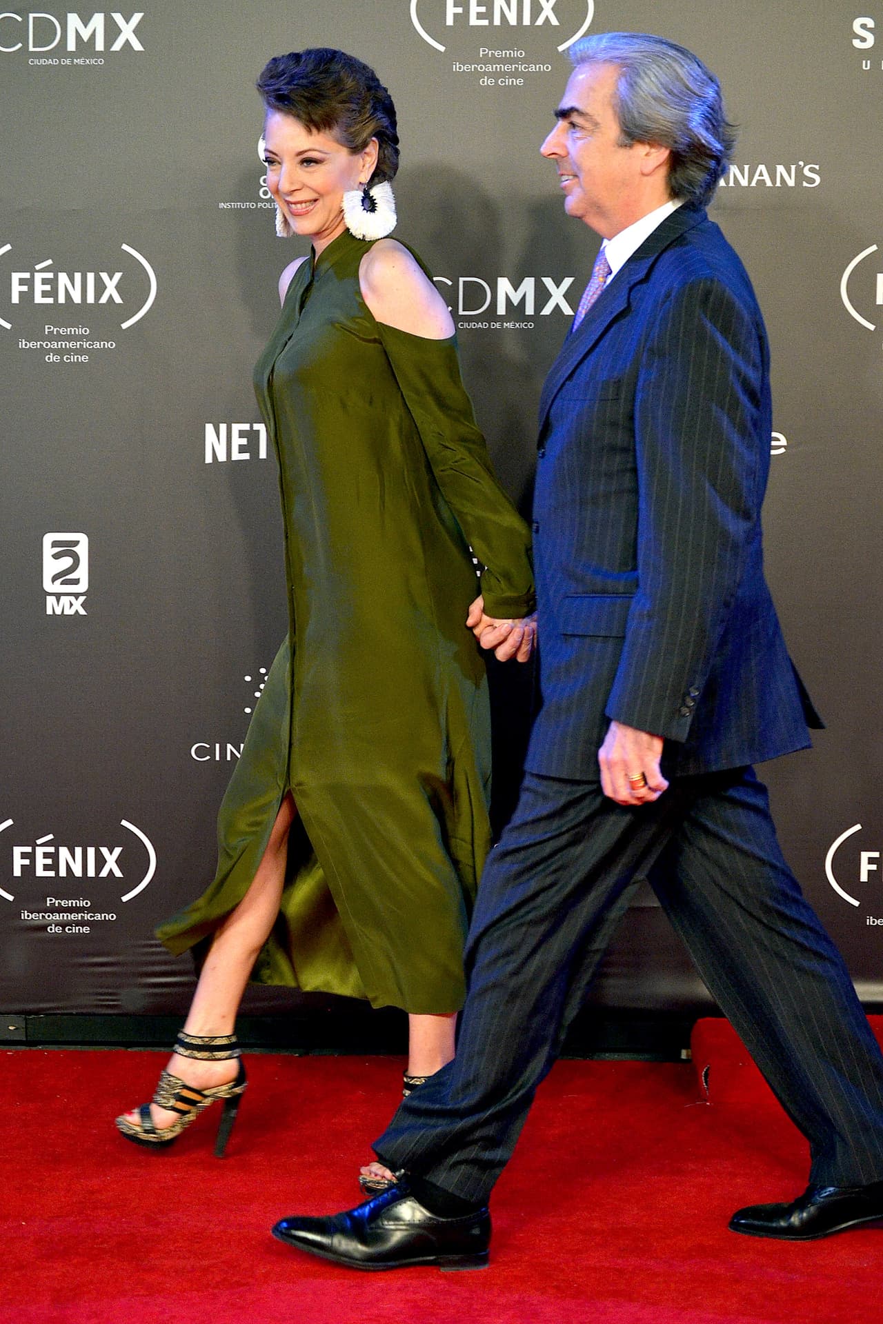 Lorenzo Lazo dejó ver que estaba leyendo un libro en su estudio, pero lo que llamó la atención fue un detalle de su entorno.