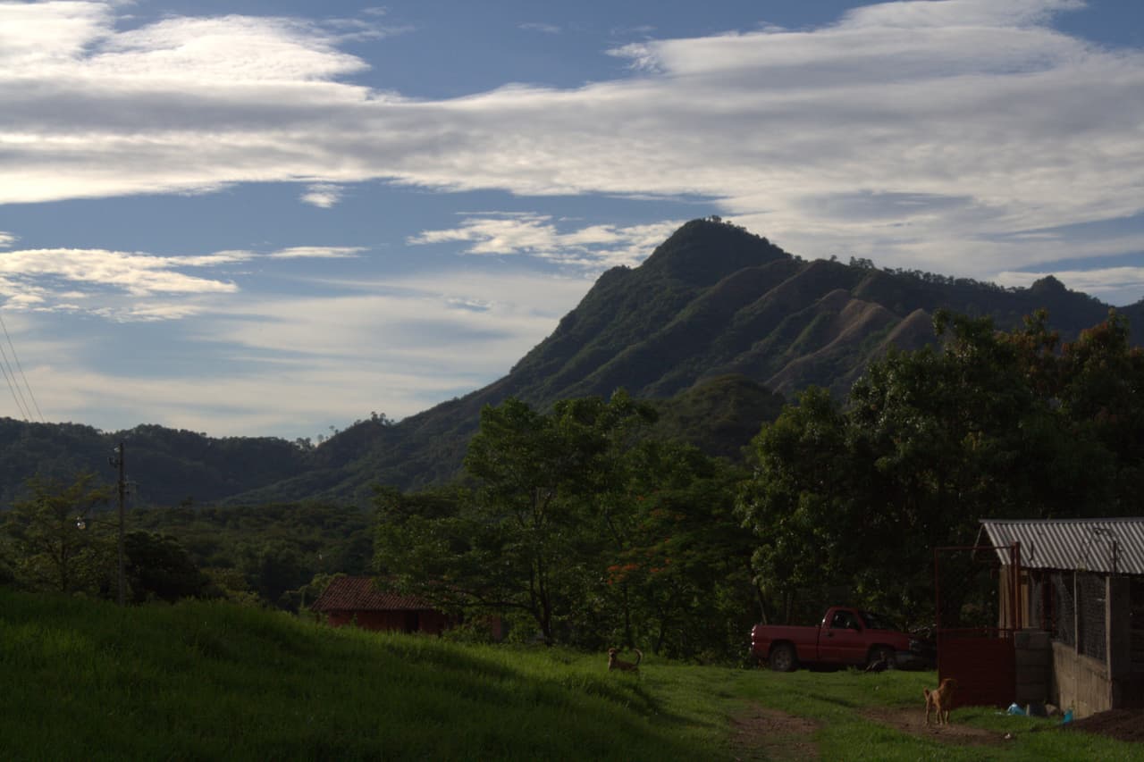 Una de las montañas que se ven desde la hacienda del cantante de regional mexicano.
