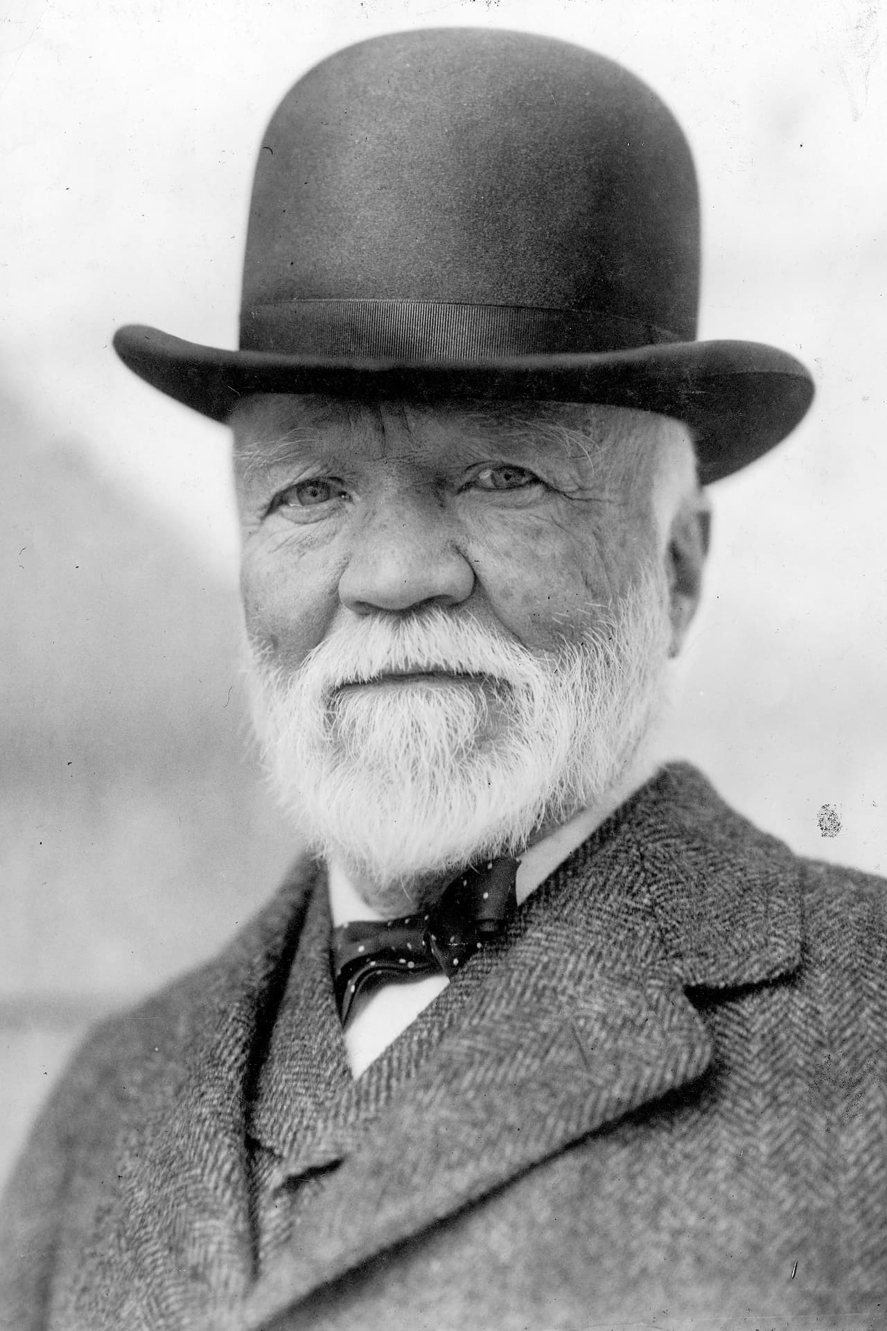 <b>Andrew Carnegie</b>
<br>
<br>Fuente principal de riqueza: Industria del acero.
<br>
<br>Patrimonio estimado en dólares de hoy: $372,000 millones.
<br>
<br>Años: 1,835 - 1,919.
<br>
<br>En 1901 este inmigrante escocés vendió su empresa de acero U.S. Steel a J.P. Morgan por 480 millones de dólares. Esa suma equivale a un poco más del 
<a href="https://money.com/the-10-richest-people-of-all-time-2/"><u>2.1% del PIB de Estados Unidos en ese momento</u></a>.