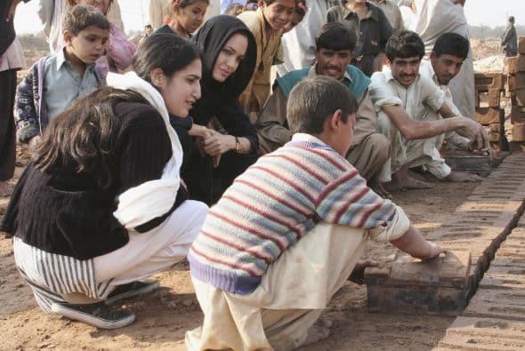 Alrededor de 70 mil personas murieron y muchas zonas quedaron devastadas.