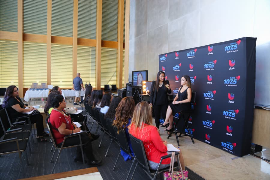 Como parte del grupo de amigas de Donaji “BFF” quince ganadoras tuvieron el privilegio de tomar una clase “Aprender a maquillarse como profesional” auspiciado por Alejandra Barraza de TNT Agency.