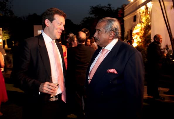 Nigel Casey (izquierda), alto comisionado británico en Sudáfrica, dijo que la visita de los duques provocará un "frenesí" que "podría impulsar la economía", de acuerdo a lo citado en 
<b><a href="https://www.thesun.co.uk/news/9387844/meghan-markle-prince-harry-baby-archie-africa-tour/" target="_blank">The Sun</a>. </b>