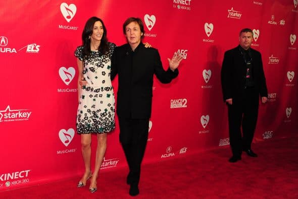 No nos cuesta imaginar lo romántico que debe ser que Paul le cante al oído una canción de amor, quizás por ello se enamoraron.