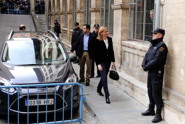 La infanta Cristina explicó durante seis horas y media de declaración judicial por el caso Nóos que se desentendió de la gestión de Aizoon, la empresa que creó al 50 % con Iñaki Urdangarin, porque confiaba plenamente en su marido, informaron fuentes jurídicas. La infanta se desligó de la administración de la sociedad familiar y aseguró que no participó en ninguna actividad del Instituto Nóos, la entidad a través de la cual Urdangarin presuntamente malversó fondos públicos. Durante el detallado interrogatorio de Castro, el primer juez que ha imputado a un miembro de la Familia Real española, la infanta admitió que hizo gastos personales con la tarjeta de crédito de Aizoon, porque entendía que no era ilegal y ha detallado que dispone de tres o cuatro tarjetas de esa clase, negando que ella o su marido tengan ninguna cuenta en paraísos fiscales y que el motivo de su presencia en la empresa que compartía con su marido fuese actuar de escudo ante Hacienda, algo que hubiera rechazado por principios. También aseguró que cuando el asesor del Rey José Manuel Romero le pidió en 2006 a Urdangarin que abandonara el Instituto Nóos, ella entendió que se trataba de evitar la mala imagen que podía acarrear que la entidad se viera envuelta en polémicas políticas, pero no pensó que su marido hiciera nada ilícito. Ella dijo que los 1,2 millones de euros que recibió de su padre para la compra de la casa del matrimonio en la ciudad de Barcelona son un préstamo que está devolviendo poco a poco.