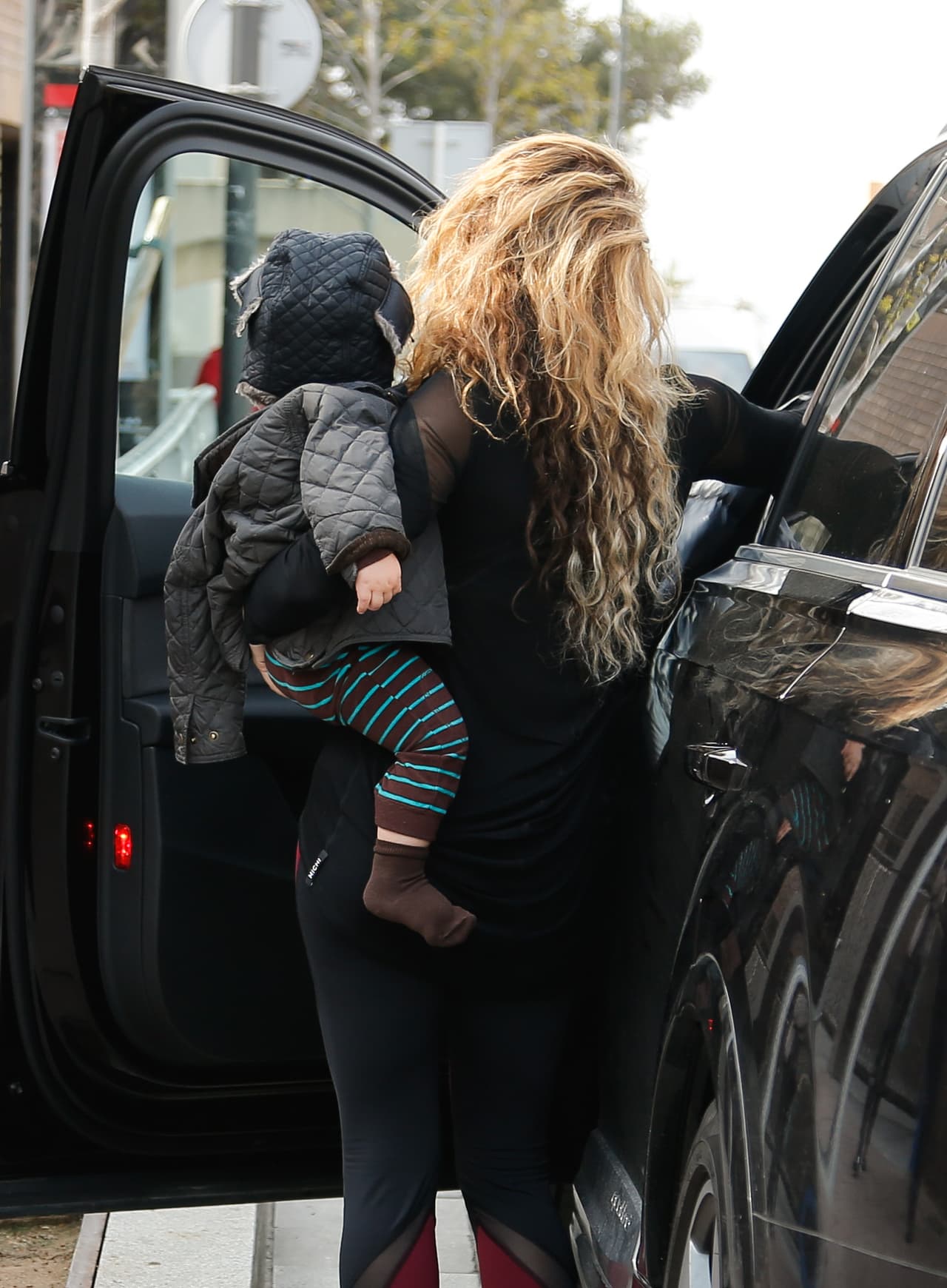 El nene salió en brazos de su famosa mami.