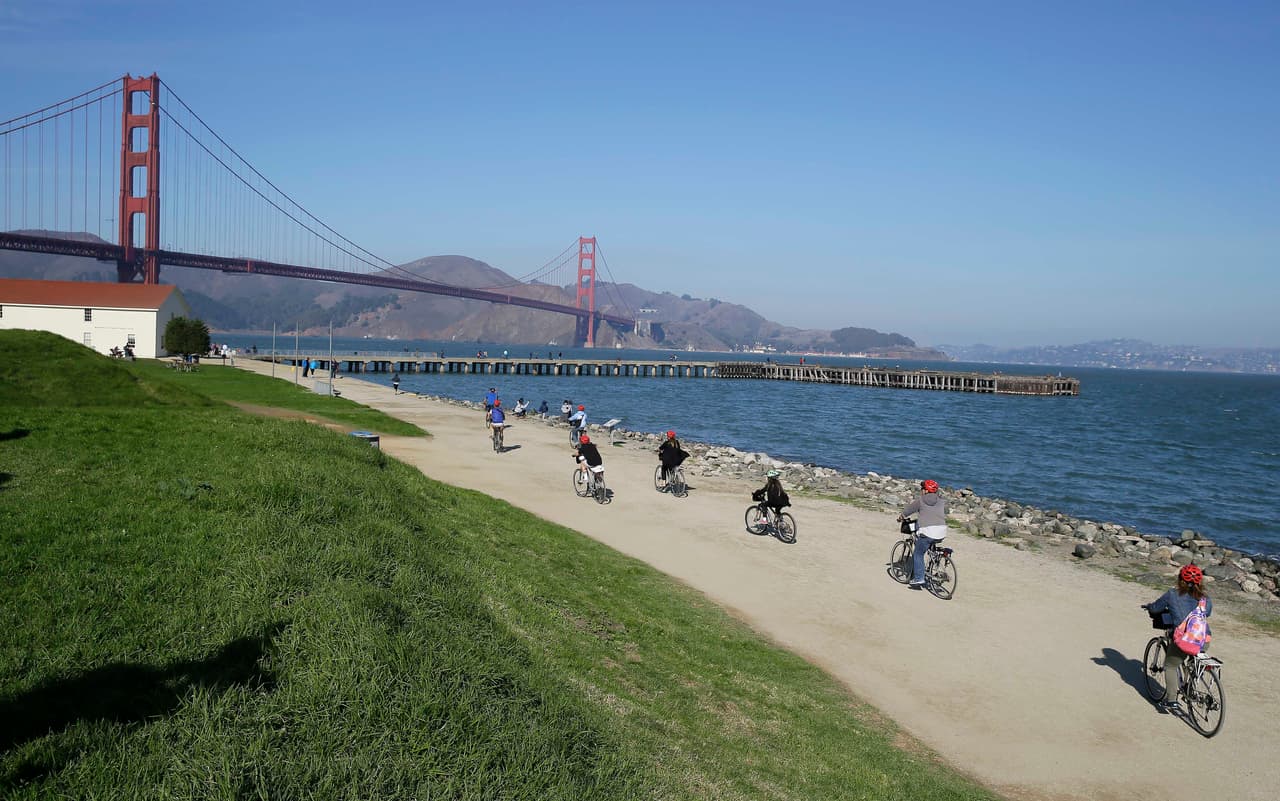El Área Nacional de Recreación del Golden Gate incluye también el Crissy Field, un antiguo campo de aviación del Ejército de los Estados Unidos que cerró después de 1974. Aunque muchos de sus edificios han sido preservados y lucen igual que lo hacían en los años 20, algunos han sido transformados en oficinas, comercios y viviendas.