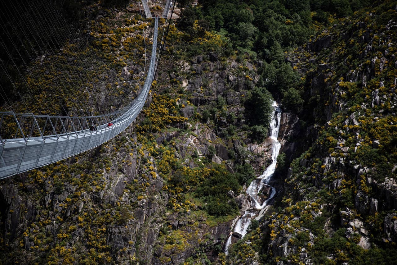 Esta obra conecta las orillas del río Paiva y al cruzar todo el puente, los transeúntes podrán disfrutar de la Garganta do Paiva y de la Cascata das Aguieiras, dos geositios reconocidos por la UNESCO. 
<br>
<br>