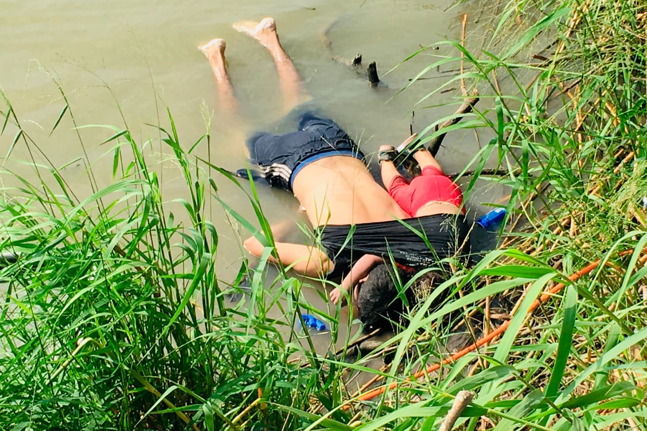 La desgarradora foto de un padre y su hija ahogados que exhibe con crudeza la crisis migratoria 