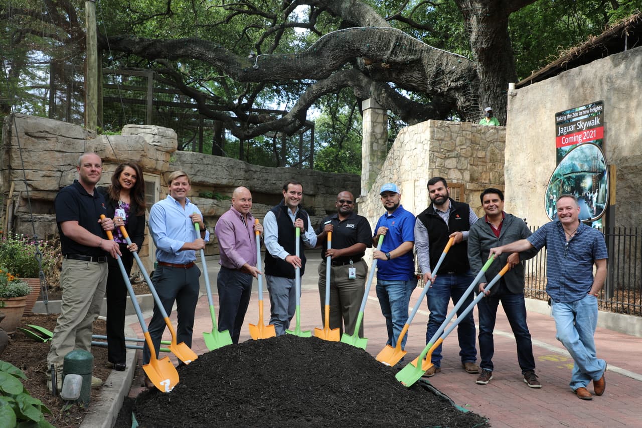 Los residentes actuales de jaguares del zoológico de San Antonio, Arizona y B'alam, a menudo se ven uno a la vez porque son animales solitarios. 
<br>
<br>Pero este hábitat expandido proporcionará más espacio para que ambos estén afuera y sean visibles a la vez. 
<br>
<br>La nueva área también tiene varios estilos de terreno diferentes, como su hábitat nativo, que incluyen una perspectiva alta y encaramada.