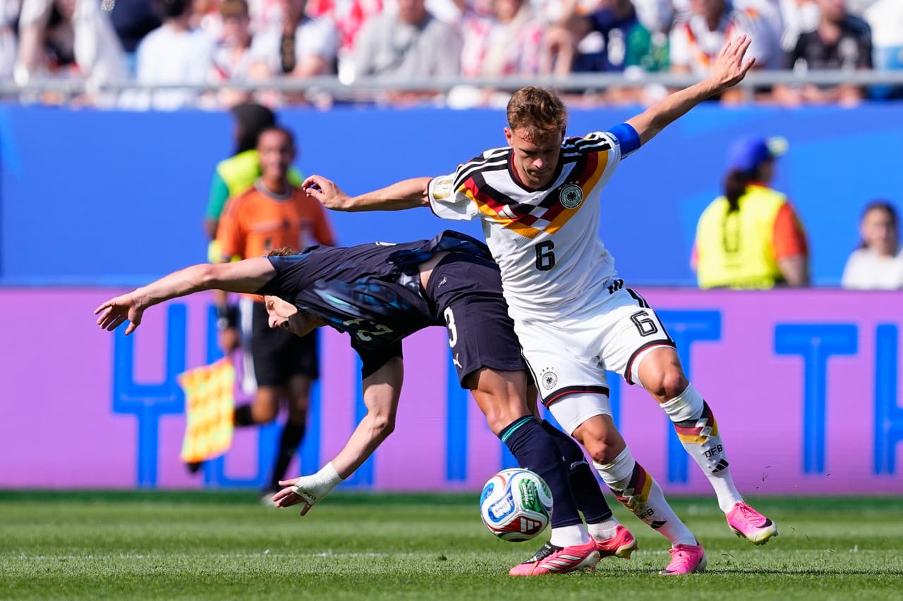 El paraguayo Matías Galarza (23) y el alemán Joshua Kimmich (6) disputan el balón durante el partido de dieciseisavos de final de la Copa del Mundo entre Alemania y Paraguay en Foxborough, Massachusetts, cerca de Boston, el lunes 29 de junio de 2026.