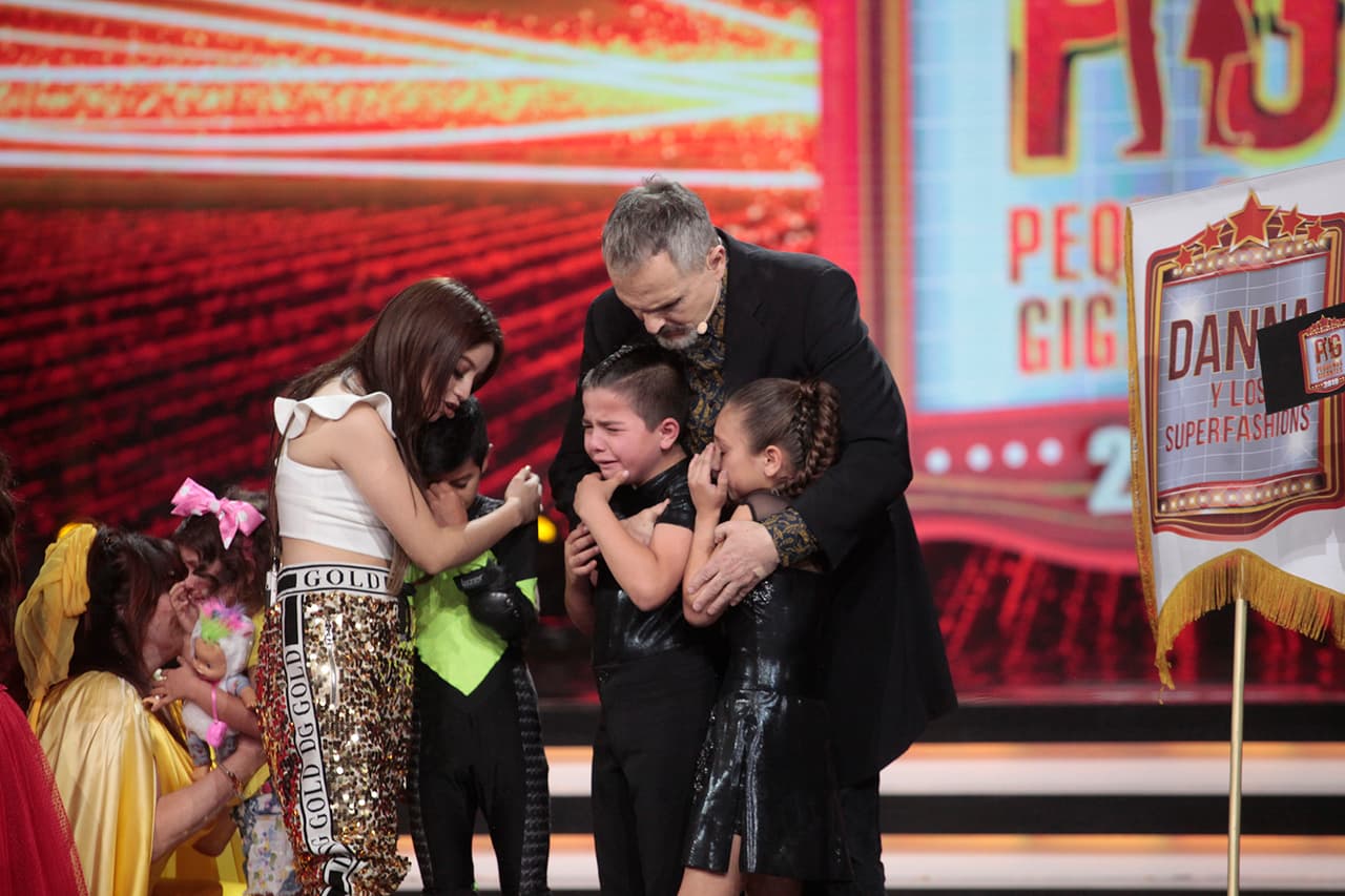 En la sexta gala, el escuadrón de 'Danna y los superfashion' fue expulsado de la competencia. Junto con Karol Sevilla, Miguel se dirigió al escenario para consolar a los pequeños.