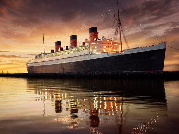 Cada octubre el Queen Mary realza su estatus como sitio embrujado y organiza la atracción “Dark Harbor”. Y aunque los sustos de este festejo son fabricados, es posible que una gira por el Queen Mary termine con un espanto muy “real”.