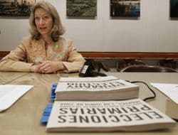 La secretaria de Estado, Deborah Bowen, muestra copias de la boleta electoral para las elecciones primarias estatales.