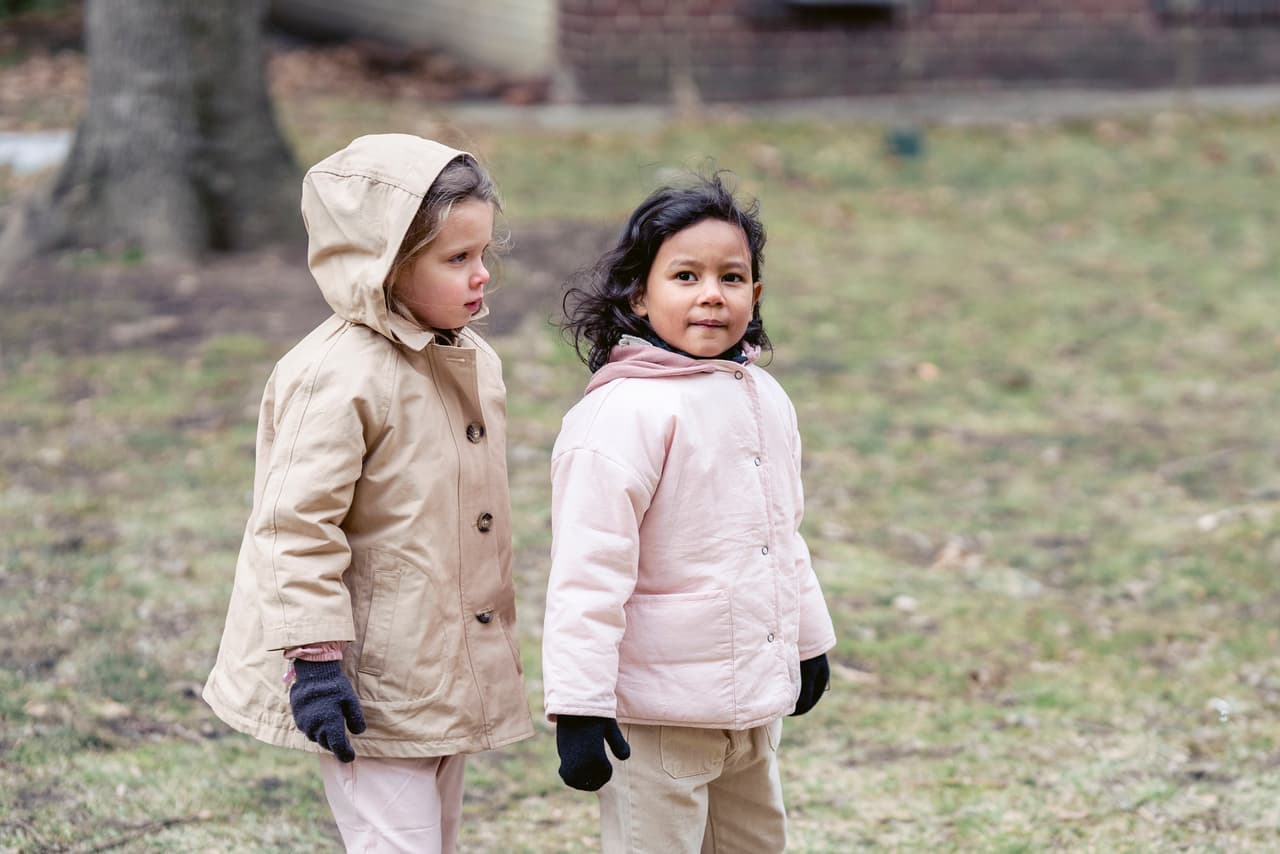 Según la pediatra, los niños corren más riesgos de congelamiento e hipotermia si permanecen tiempos prolongados en temperaturas extremas.