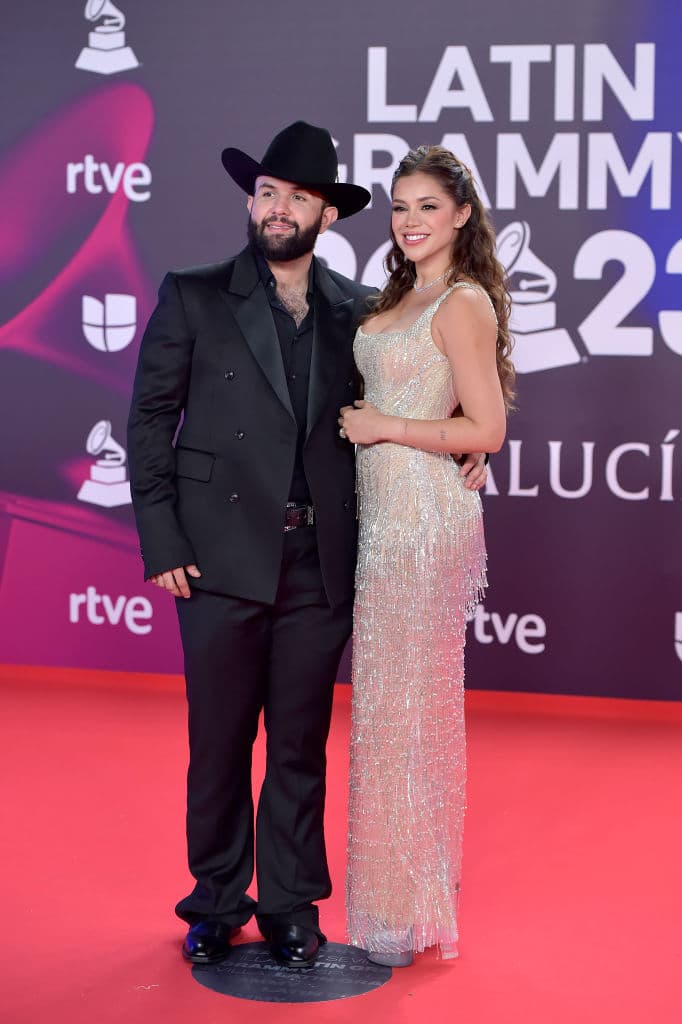 El cantante de regional mexicano, Carin León llegó del brazo de su pareja Meylin Zúñiga.