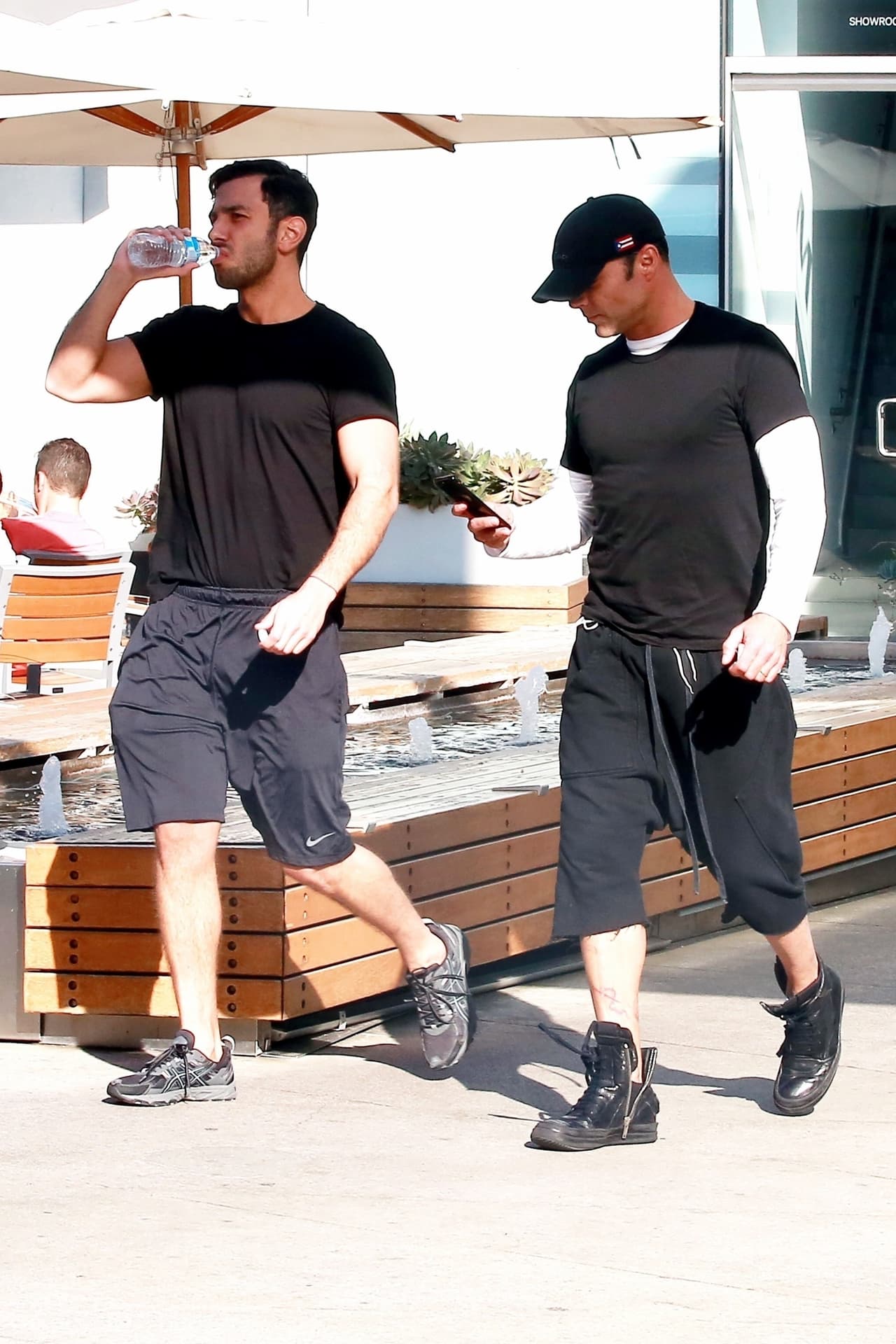 Su esposo, el artista plástico Jwan Yosef, no llevaba ningún anillo.