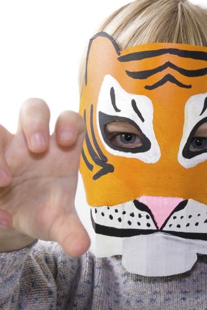 Elaboren máscaras de sus personajes favoritos: El cartón delgado también les sirve para hacer divertidos antifaces de superhéroes o princesas, con pintura, plumines de colores, brillantina y plumas. Si no dispones de cartulina en casa, puedes usar el cartón de las cajas de cereal.