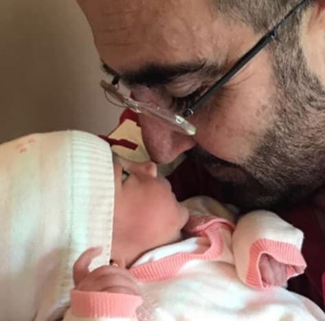 Vicente Fernández Jr. es padre de Fernanda Fernández, quien en octubre de 2017, lo convirtió en abuelo: "Esta vez me tocó ser abuelo, estoy feliz, estoy muy contento, han sido muchas bendiciones en este año", escribió en su cuenta de Instagram días después del nacimiento de la bebé.