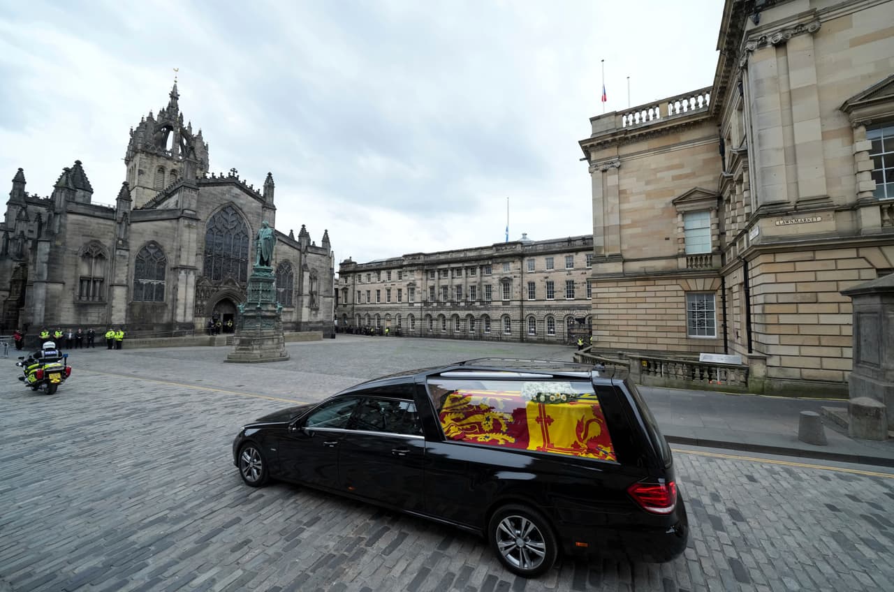 La capilla ardiente en Edimburgo está previsto que se instale el lunes en la catedral de St. Giles, por donde también pasó el cortejo antes de llegar al palacio de Holyroodhouse.