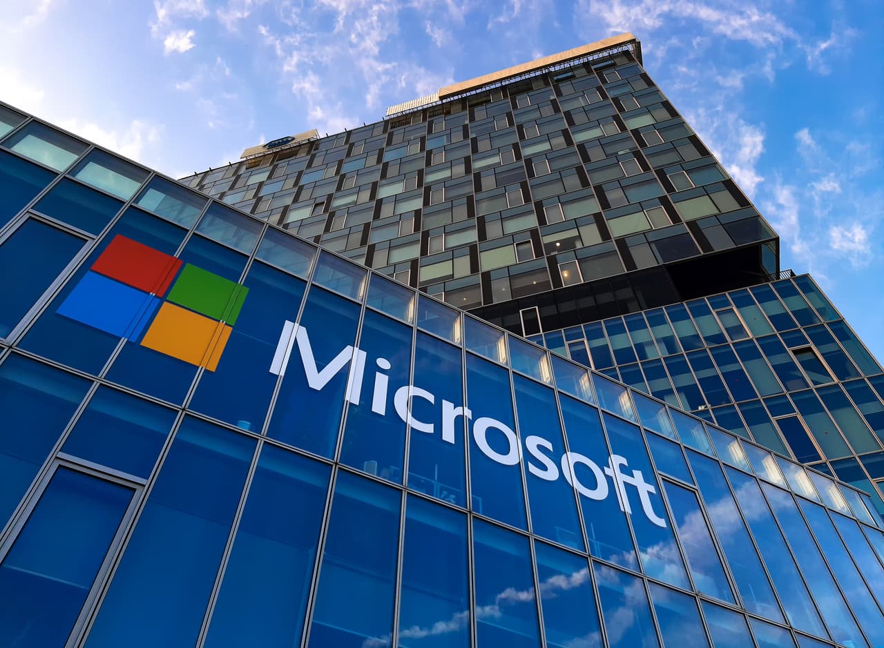 <b>Puesto 3. Microsoft Corp</b>
<br>
<br>Localización: Estados Unidos.
<br>
<br>Área: tecnología.
<br>
<br>Capitalización de mercado: 1,800,000 millones de dólares.
<br>
<br>El cuarto puesto en la lista Forbes de los más ricos del mundo lo ocupa Bill Gates, quien cofundó esta compañía en 1975.
<br>
