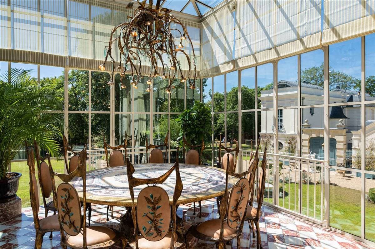 El lugar donde posiblemente podría vivir Messi y su familia es llamado Palacio Rosa (Palais Rose), construcción del año 1900 inspirada en el Grand Trianon y que está catalogado como monumento de interés histórico, pues cuenta con techos altos, grandes ventanas y muebles de la época. La residencia se encuentra 20 minutos de París.