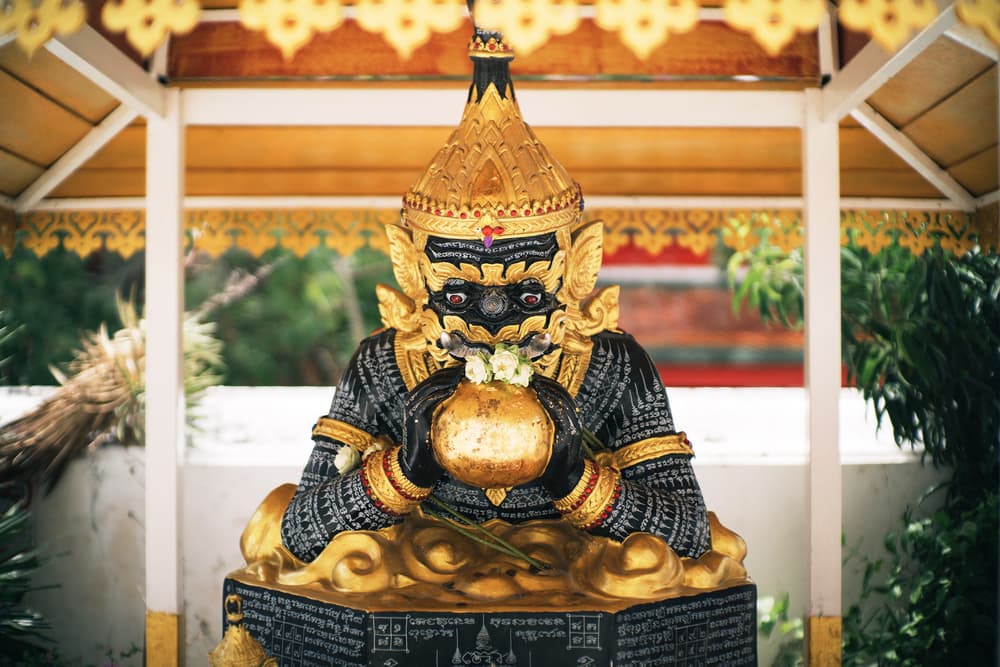 En India y Tailandia, el demonio Rahu se disfrazaba para probar un elixir que podría darle la inmortalidad. Sin embargo, el Sol y la Luna lo descubrieron y se lo contaron al dios Vishnu, que castigó al demonio, cortándole la cabeza. Desde entonces, su cabeza vaga por el cielo, tratando de capturar a los dos astros que le delataron y, cuando logra "comerlos", provoca los eclipses.