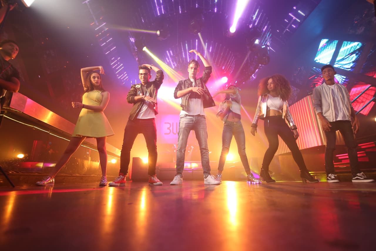 Abdiel, Fabyán, Alondra, Sofía, Verónica y Abel formaron la banda 
<b>Milenios</b>. “Cake by the ocean” fue el tema de su videoclip. Durante las grabaciones los chicos se diviertieron y hasta se sonrojaron al enterarse que había escena de beso.